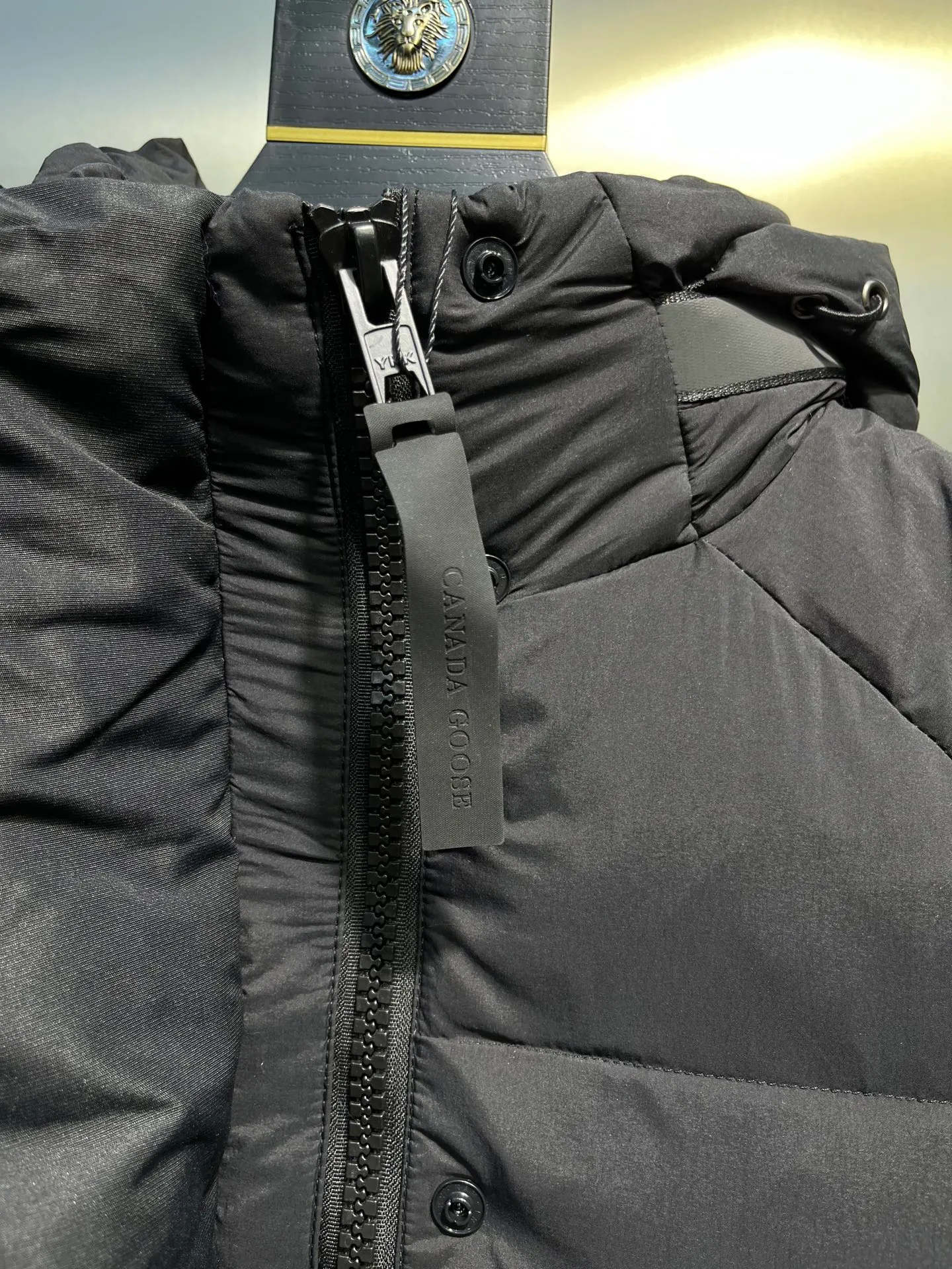 P740 Canada Goose🌟Ouyang Nana's same style 3m reflective black label down jacket junction junction parka is light weight and warm. The Junction Parka is made from soft enduraluxe fabric with cordura for added durability in high-wear areas, making it lightweight and durable. 360-degree reflective strips on the collar improve visibility in low-light environments. Features a removable hood for easy wearing during transitional periods when the weather warms up.  size：xs-xxl